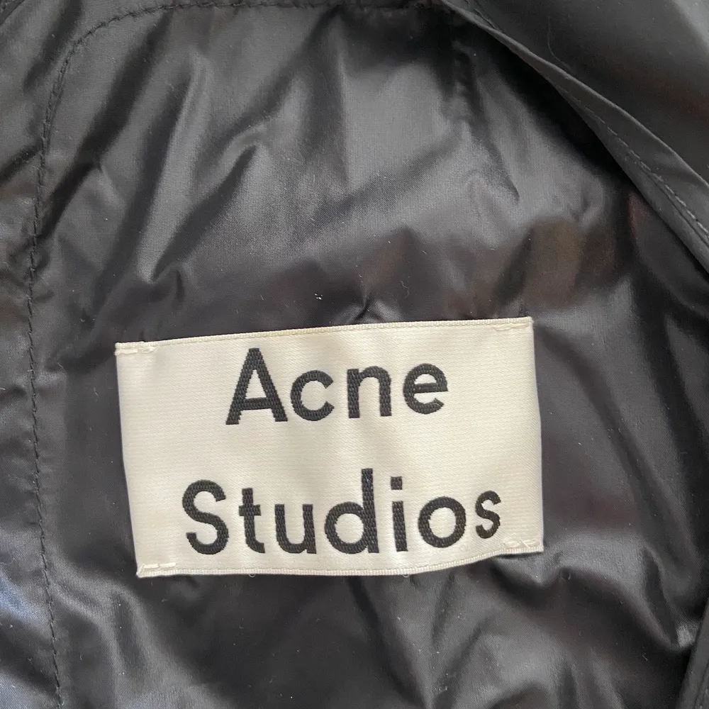 En nylonjacka från Acne Studios i storlek 46 - Herr (S/M). Funkar även för dam S/M.  Modell: Wilfred new jacket  Använd endast fåtal gånger. Nypris: 2300kr. Jackor.