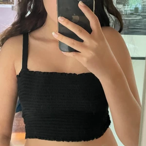 Weekday-svart topp - En svart och kort topp/magtröja som är ribbad vågrätt 🖤🖤