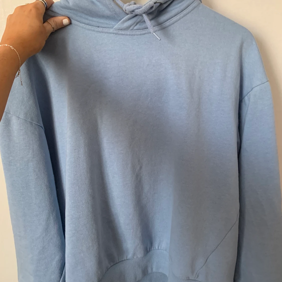 Ljusblå hoodie