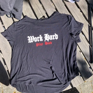 Svart T-short i storlek S. - En svart T-shirt i storlek S med tryck på. OBS! Finns en mycket litet hål i mitten av trycket.