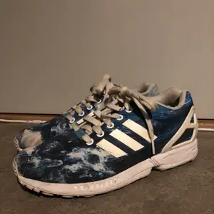 Jättecoola sneakers! Köptes begagnat och har använt en del så de är lite slitna på insidan, men fortfarande så fina!