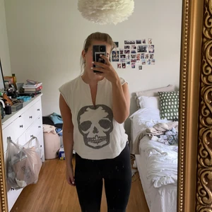 Zadig & Voltaire tröja  - Supersnygg tröja från zadig Et Voltaire som går att ha bara så som på bilderna eller som väst med något under. Använd nån gång bara🧡🧡storlek S men passar xs-m beroende på hur man vill att den ska sitta😀