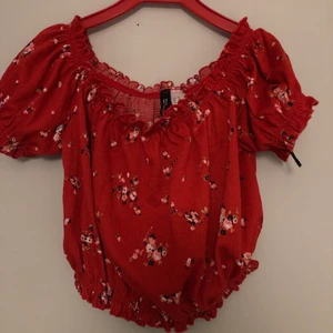 Croptop med blommor - Perfekt för sommaren, väldigt kort croptop som är jättefin som off-the-shoulder!