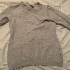Jättefin tröja - Jättefin stickad tröja som är köpt på H&M för inte så länge sedan. Är jätte skön att ha på sig, alltså varken sticks eller är statisk och ger stötar. Är inte nopprig eller har några andra slitage. Priset går att diskutera. ☺️
