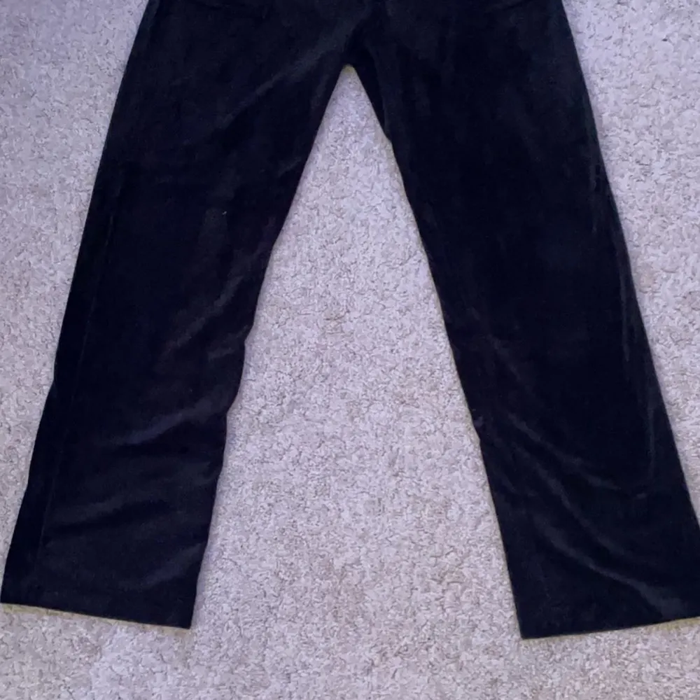 säljer mina svarta lågmidjade Juicy Couture byxor för att jag köpte fel storlek. Ser nu vem som kan köpa för bästa pris. de är bara använda 2 gånger och har inge fel<33. Jeans & Byxor.