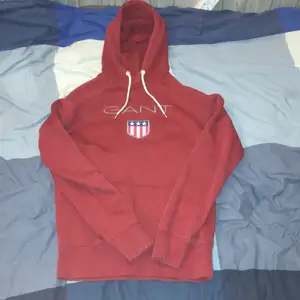En hoodie som har blivit för liten och tänkte att man kan sälja den ganska bra skick inte fläckar eller hål