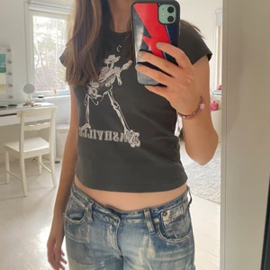 Tshirt - Säljer denna fina tshirt ifrån Brandy Melville. Köpt för ca 300 säljer för 140+ frakt, kan annars mötas upp i centrala Sthlm💗