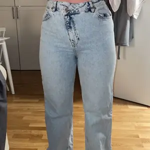NA-KD jeans i storlek 36 som är sneda uppe vid knappen. Använda 1 gång pga för långa för mig. 