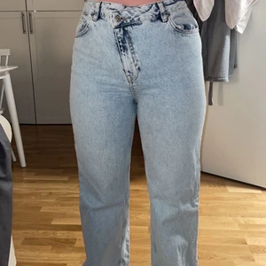 NA-KD jeans  - NA-KD jeans i storlek 36 som är sneda uppe vid knappen. Använda 1 gång pga för långa för mig. 