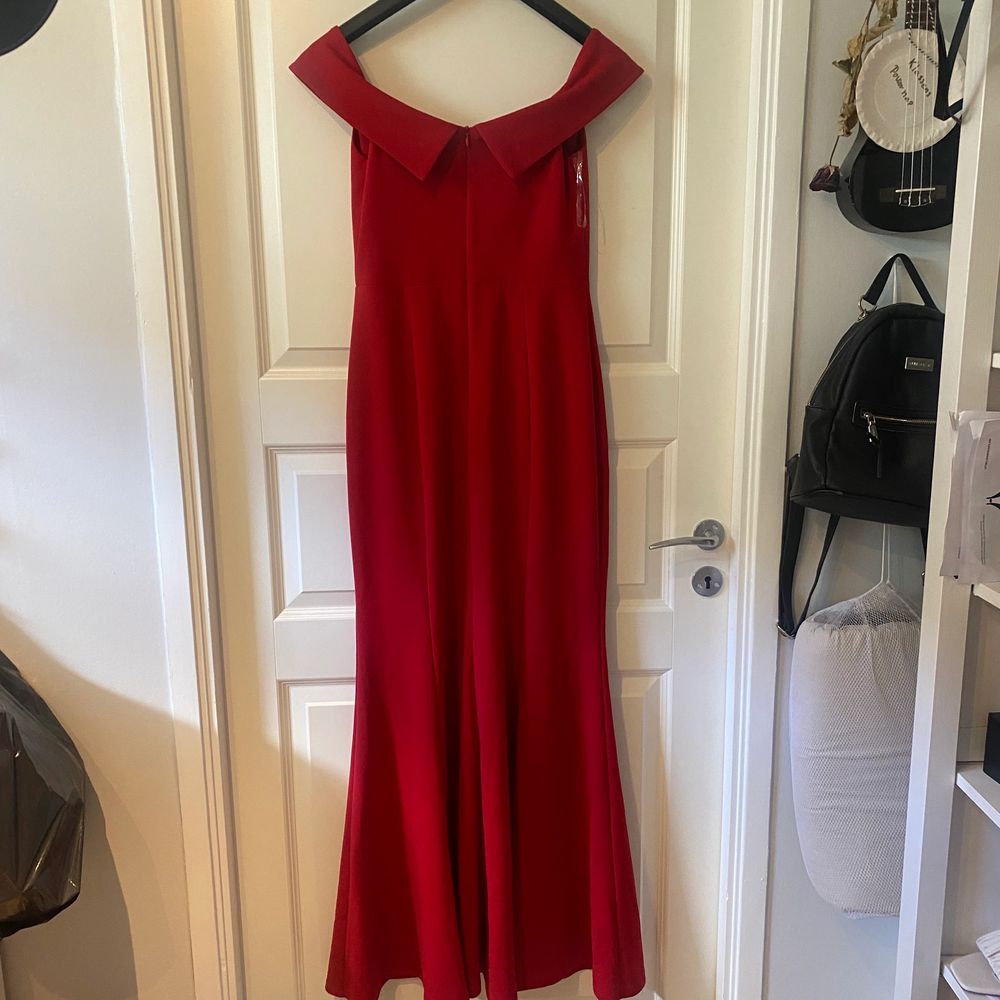 Röd balklänning med slits från Bubbleroom i Stl M. Aldrig använd med prislapp kvar! Köparen betalar frakt (70kr). Klänningar.