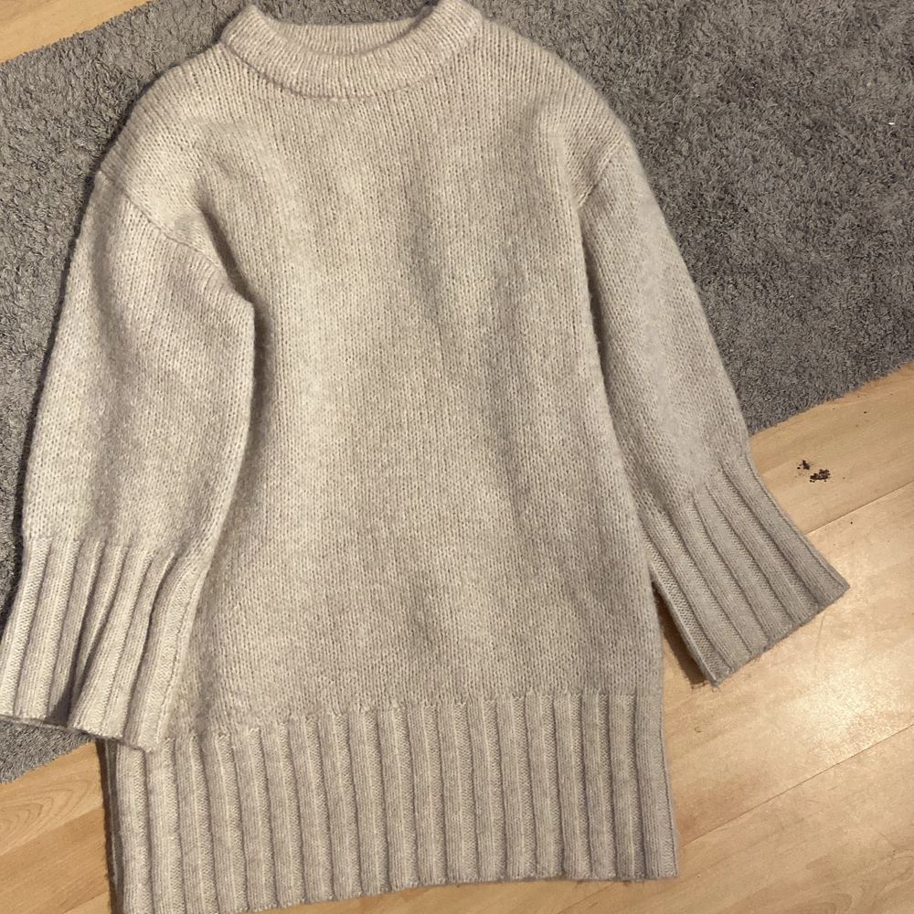 Jättefin stickad klänning från Lindex, ny med prislapp kvar. Ordinariepris är 399kr. Köparen står för frakten❤️ (Jag är ca 175cm lång). Klänningar.