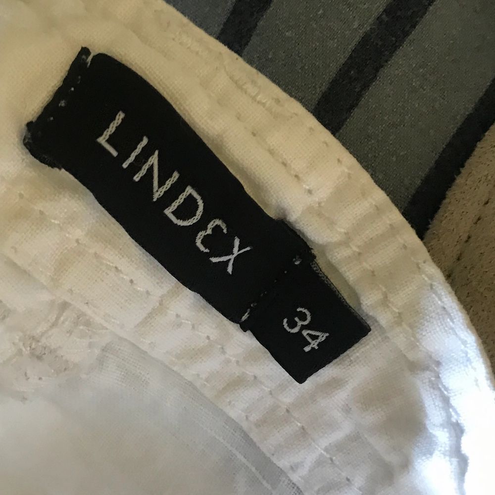 Jätte söta linne shorts från Lindex i storlek 34, väldigt bra skick. Frakten blir 51kr inte 39kr!. Shorts.