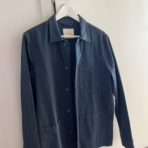 A days march overshirt/jacka i mellanblå färg, använd 1-2 gånger strl medium. Nypris 1100kr 