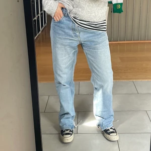 Straight leg jeans - Säljer dem perfekta jeansen, köpta second hand i Köpenhamn! Säljer för att få ihop pengar till sommaren😚💗 Köpte jeansen för 750kr. Storleken på jeansen är oklar, jag gillar när det är lite oversize så passar mig som vanligtvis har storlek 27, 28 i midjan