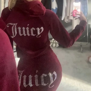 Juicy couture - Vinröd juicy couture dress köpt på Urbanoutfitters, Alla diamanter sitter kvar och är i bra skick, det står juicy i diamanter på baksidan av hoodien och på byxorna. Hör gärna av er så kan jag skicka mer bilder❤️ pris kan diskuteras.