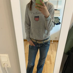 Snygg grå Gant-hoodie  - 🔴Kolla gärna mina andra inlägg också, säljer liknande kläder för en billig peng🔴 Super snygg och skön hoodie från Gant 🤍💞 Använd ca 5 gånger 💞
