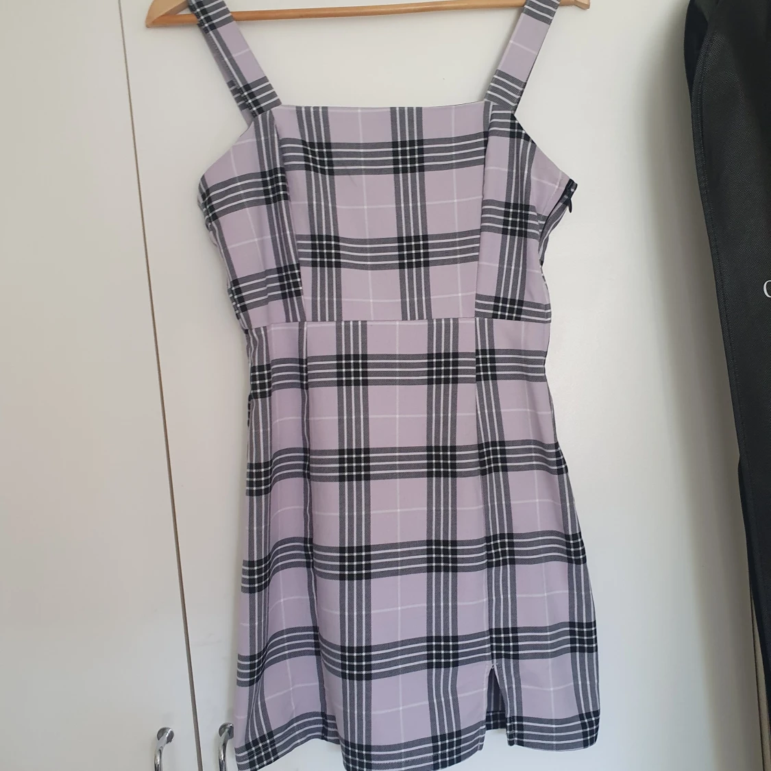 Rutig lila klänning