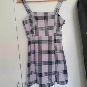 Rutig lila klänning - Från hm, använt kanske 3 gånger. Inga skönhetsfel. Storlek 36 vill jag minnas, men tycker det är mer av en 38 då den sitter lite löst på mig. Från hm! ❤