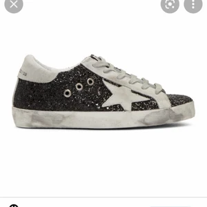 Golden goose - Lägger ut igen pga osseriöas köpare!! Säljer mina superfina golden goose liknande skor för att de tyvärr är för små❤️ det är strl 40 men de är små i storleken så skulle säga att de passar 39/38 bättre. De är endast använda en gång för att de inte passar, men annars är de väldigt bekväma! Köpta för 3000kr. Skriv till mig för fler bilder eller mer info💕😊 modellen är att de ska se slitna ut trots att de egentligen inte är det