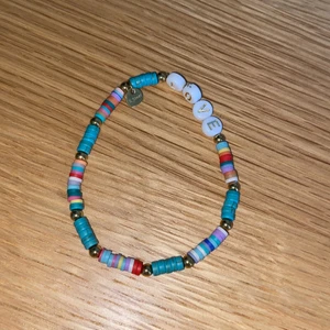 Armband från Paris för 10kr - Ett armband från Paris för 10kr där det står LOVE på