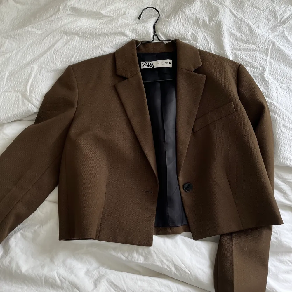 Kroppad brun blazer från Zara. Nyskick endast använd en gång. Kostymer.