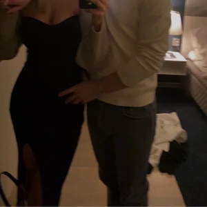 Svart offshoulder klänning  - Endast använd 1 gång då jag inte känner att de är min stil längre, frakt ingår i priset💗