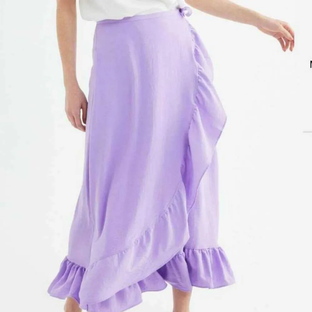 Pastell lila kjol med klassiska volanger med midje bands snörning. Ink blixtlås på sidan av kjolen. Följsamt lättare mjukt tyg som för sig atraktiv i vinden. 🌸🌸. Skjortor.