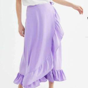 Pastell lila kjol med klassiska volanger med midje bands snörning. Ink blixtlås på sidan av kjolen. Följsamt lättare mjukt tyg som för sig atraktiv i vinden. 🌸🌸