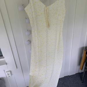 säljer denna superfina långklänningen från Zalando 💛         Klänningen har gula blommor och detaljer vid bysten, storlek 38. köparen står för frakt 💕