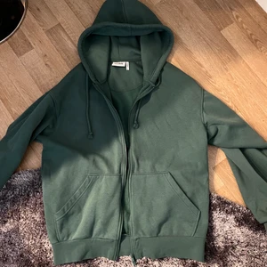 Grön zip hoodie - Grön kofta från weekday i storlek xs