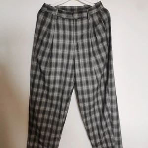 Rutiga byxor urban outfitters  - Jag säljer mina byxor från Urban Outfitters. Kan även göra ett byte om någon har dom i storlek M. Frakt ingår ej i priset. 