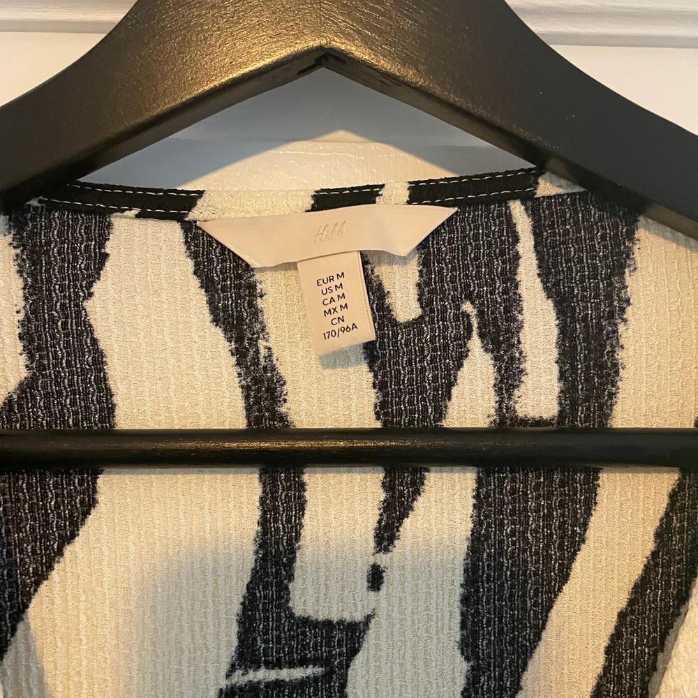 Slutsåld Zebra klänning omlott från H&M i storlek M. Aldirg använd! . Klänningar.