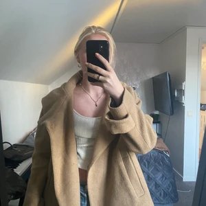 Årets bästa vårjacka - Vårjacka från Zara!!! Heeeeelt slutsåld och den har allt, fickor och Luva så snygg!!!! Storlek L men sitter snyggt oversize på mig som är S. 