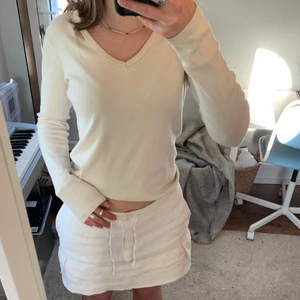 Brandy melville tröja  - En långärmad krämvit brandy melville tröja💫 Köparen står för frakt:)