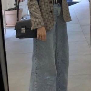 Vida weekday jeans - Ljusa, vida jeans från Weekday. Mina favoritjeans men jag växte ur dem.