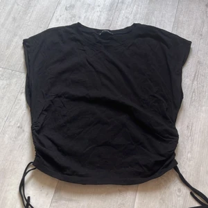 T shirt - Aldrig använd, kan knytas på sidorna