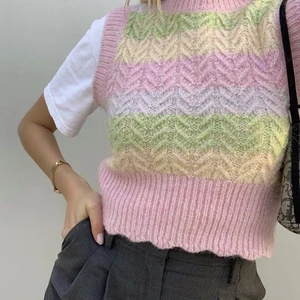 Snygg stickad väst - Säljer denna snygga stickade västen som inte kommer till användning. Den är i nyskick och passar bra till sommaren, den är ifrån zara, köparen står för frakten ❤️