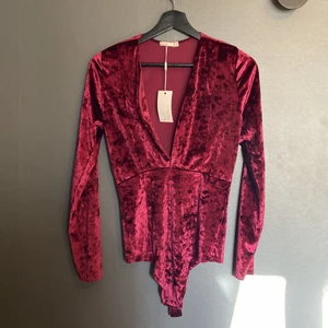 Body storlek S OANVÄND!! - Säljer en oanvänd body från nly trend. Djup v ringning men sammets material 