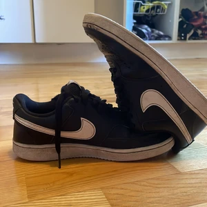 Skor - Här är ett par NIke skor svart vita i storlek37,5. Dom är använda mycket och lite slitna