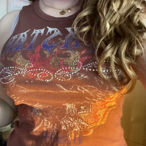 Coolt linne  - Jättesnyggt linne från Urban Outfitters som tyvärr inte kommer till användning längre. Storlek L men kan passa S-L beroende på hur man vill att den sitter😊