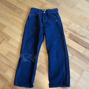 Jeans fån HM storlek 36 jätte sköna och ett hål. Frakt ingår