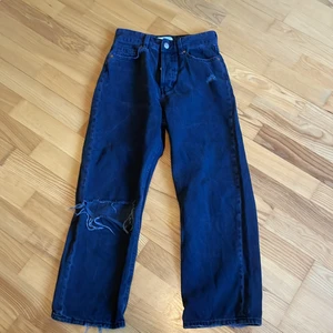 Jeans - Jeans fån HM storlek 36 jätte sköna och ett hål. Frakt ingår