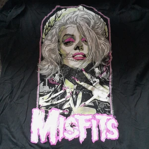 Band t shirts - Anvönda aldrig längre, en misfits och två guns n roses, dem två första e XL och den sista är L.   Bild 1: 200kr Bild 2: 200kr Bild 3: 50kr  Kan få alla för 350kr