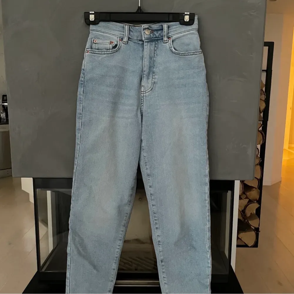 Säljer mina högmidjade jeans från Gina. Dom är i storlek 34 och använda en gång. Skick 10/10. Köparen står för frakten 🤍. Jeans & Byxor.