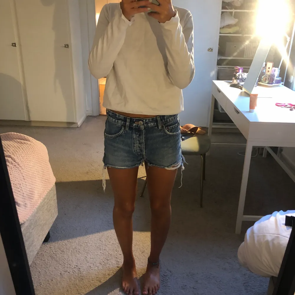 Säljer dom här populära shortsen från zara då dom börjat bli lite för små💕nypris 350kr. Shorts.