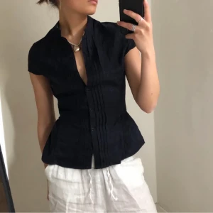 Söt topp - Bilder från tjejen jag köpte ifrån!! Hej! Säljer den här jättefina toppen då det inte riktigt var min stil ❣️