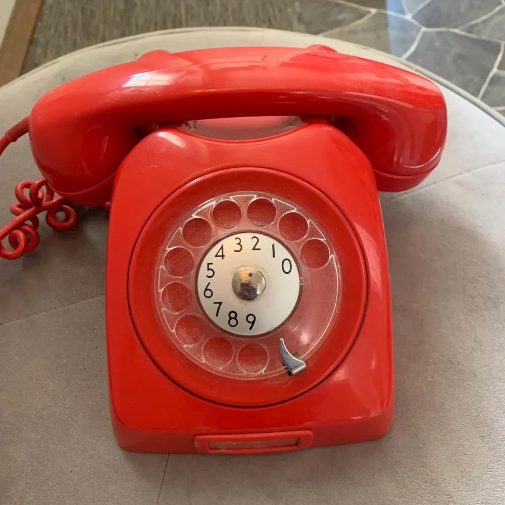 Hej, jag säljer min retro telefon!❤️ Jag köpte denna på en secondhandbutik för att jag tyckte den var fin men nu tycker jag den mestadels är i vägen💗 Vet inte om den funkar att ringa på! Skriv vid frågor eller intresse!💞. Övrigt.