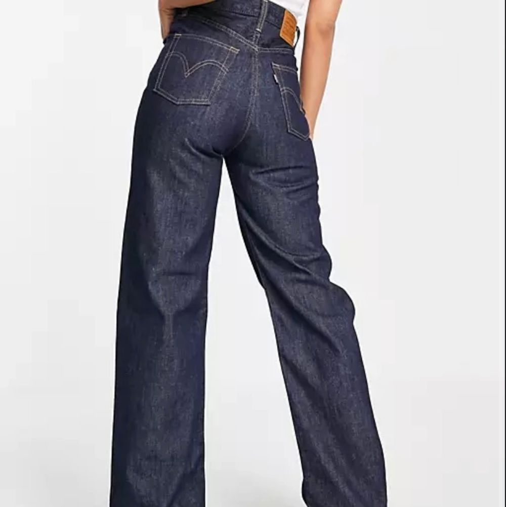 Säljer mina ribcage wide jeans från Levis då de blivit för små. De är uppsprättade nertill för att bli längre. Flyttar i helgen, så snabbt köp uppskattas - 250kr vid snabb affär. Strl 25.. Jeans & Byxor.