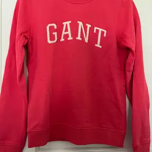 En stark rosa Gant tröja med vitt tryck som aldrig använts 