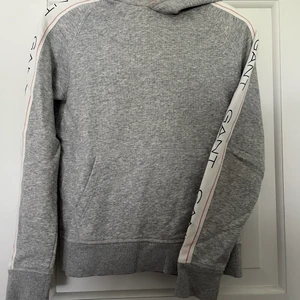 Gant hoodie storlek xs - Hoodie från Gant med rosa och vit detalj på ärmen. Superskön och aldrig använd 